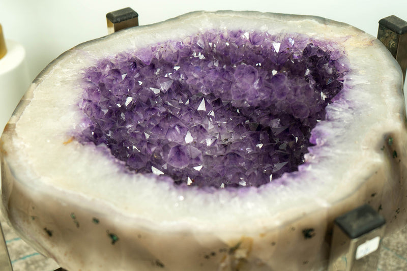 Lavendelvioletter Amethyst mit Achat-Beistelltisch auf handgefertigtem Inox-Sockel