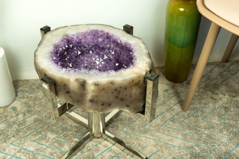 Lavendelvioletter Amethyst mit Achat-Beistelltisch auf handgefertigtem Inox-Sockel