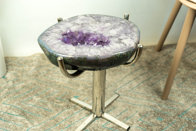 Amethyst mit blau gebändertem Achat-Beistelltisch auf handgefertigtem Inox-Sockel