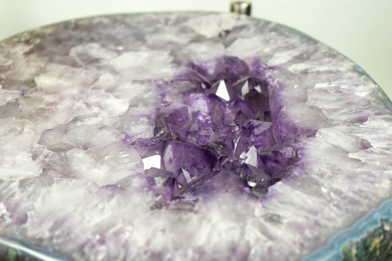 Amethyst mit blau gebändertem Achat-Beistelltisch auf handgefertigtem Inox-Sockel