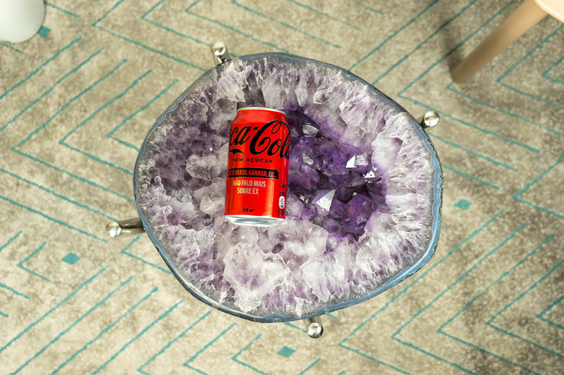 Amethyst mit blau gebändertem Achat-Beistelltisch auf handgefertigtem Inox-Sockel