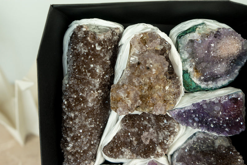 Flache Schachtel mit seltenen Galaxy Druzy Amethyst Kristallclustern, Großhandelsposten - 8 Cluster