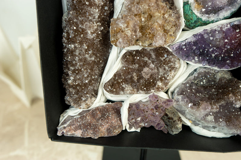 Flache Schachtel mit seltenen Galaxy Druzy Amethyst Kristallclustern, Großhandelsposten - 8 Cluster