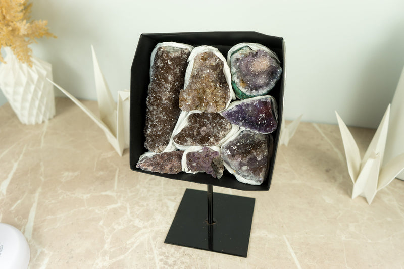 Flache Schachtel mit seltenen Galaxy Druzy Amethyst Kristallclustern, Großhandelsposten - 8 Cluster