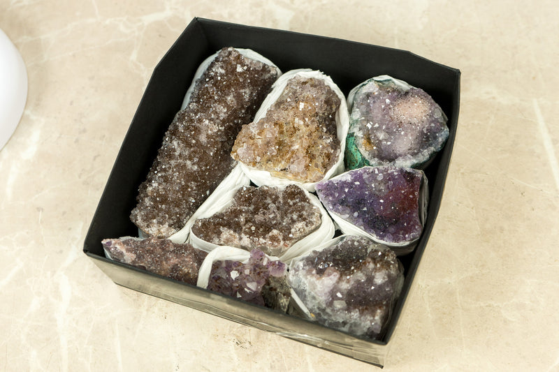 Flache Schachtel mit seltenen Galaxy Druzy Amethyst Kristallclustern, Großhandelsposten - 8 Cluster