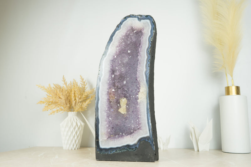 Großer blauer Spitzenachat mit Lavendel-Amethyst-Drusengeode-Kathedrale und Kalzit-Einschlüssen