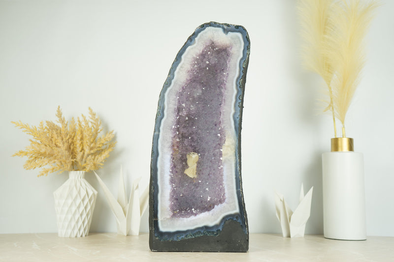 Großer blauer Spitzenachat mit Lavendel-Amethyst-Drusengeode-Kathedrale und Kalzit-Einschlüssen