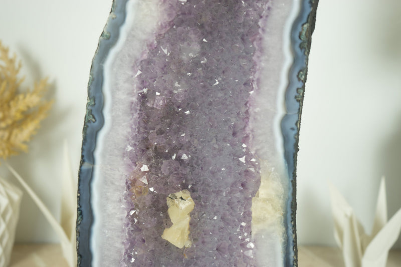 Großer blauer Spitzenachat mit Lavendel-Amethyst-Drusengeode-Kathedrale und Kalzit-Einschlüssen