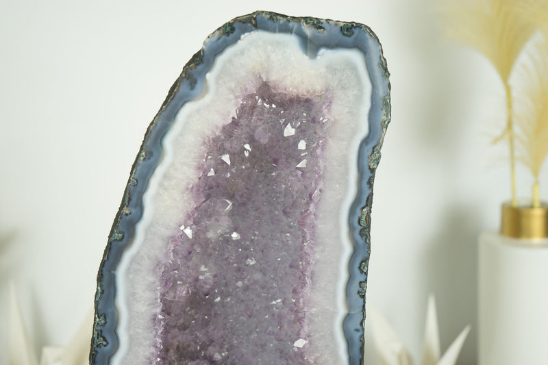 Großer blauer Spitzenachat mit Lavendel-Amethyst-Drusengeode-Kathedrale und Kalzit-Einschlüssen