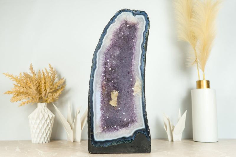 Großer blauer Spitzenachat mit Lavendel-Amethyst-Drusengeode-Kathedrale und Kalzit-Einschlüssen