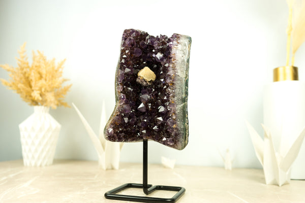 Dunkelvioletter Amethyst-Achat-Geodencluster mit Kristallcalcit