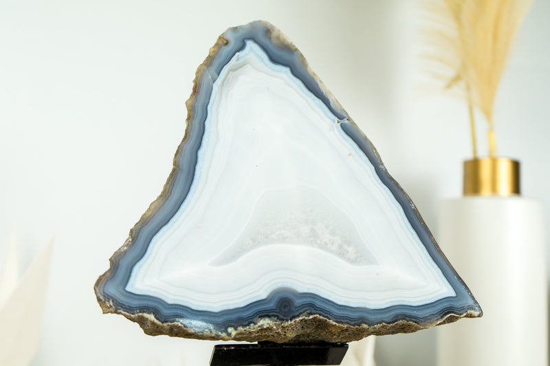 Spitzenachat-Geode auf Ständer mit natürlichem blau gebändertem Achat