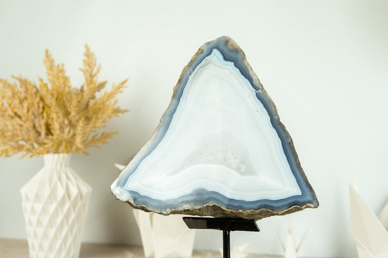 Spitzenachat-Geode auf Ständer mit natürlichem blau gebändertem Achat