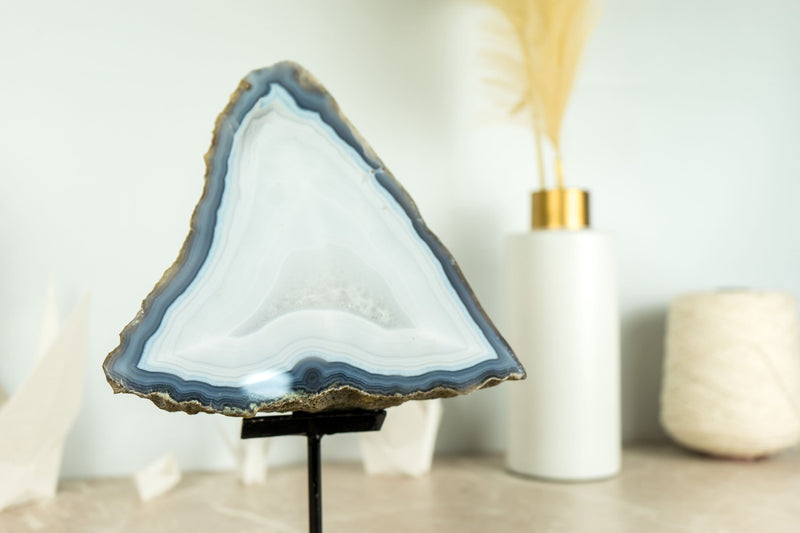 Spitzenachat-Geode auf Ständer mit natürlichem blau gebändertem Achat