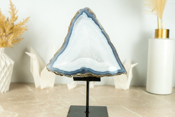 Spitzenachat-Geode auf Ständer mit natürlichem blau gebändertem Achat