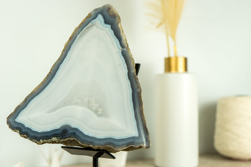 Spitzenachat-Geode auf Ständer mit natürlichem blau gebändertem Achat