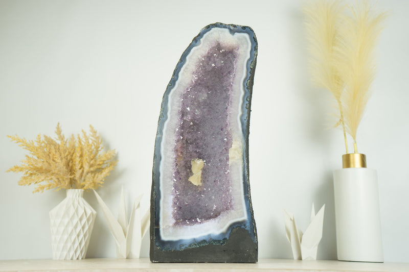 Großer blauer Spitzenachat mit Lavendel-Amethyst-Drusengeode-Kathedrale und Kalzit-Einschlüssen