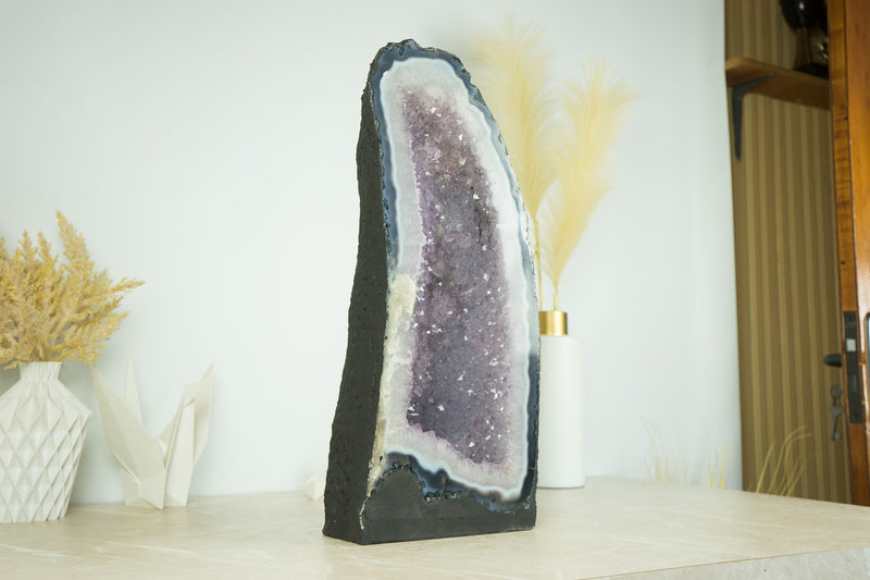 Großer blauer Spitzenachat mit Lavendel-Amethyst-Drusengeode-Kathedrale und Blumenrosetten