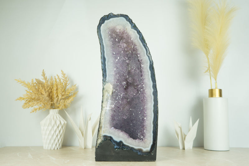 Großer blauer Spitzenachat mit Lavendel-Amethyst-Drusengeode-Kathedrale und Blumenrosetten