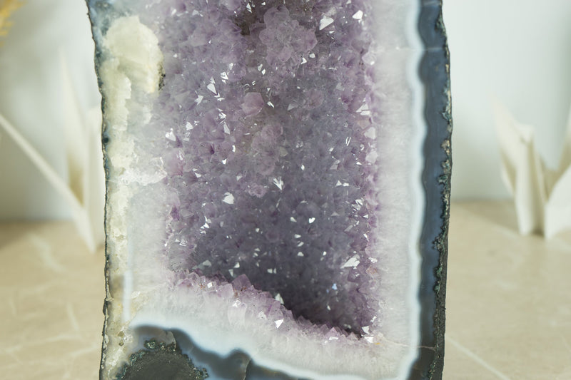 Großer blauer Spitzenachat mit Lavendel-Amethyst-Drusengeode-Kathedrale und Blumenrosetten