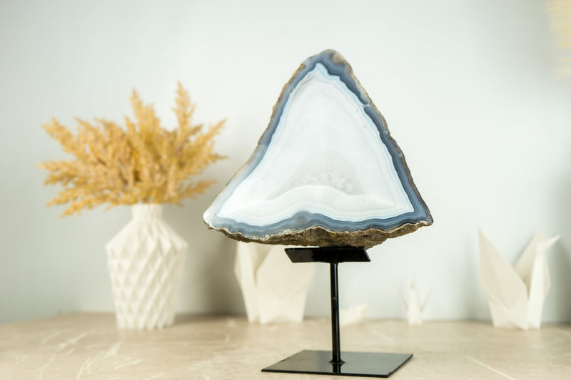 Spitzenachat-Geode auf Ständer mit natürlichem blau gebändertem Achat