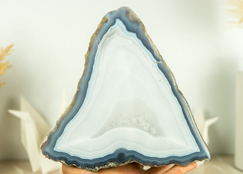 Spitzenachat-Geode auf Ständer mit natürlichem blau gebändertem Achat