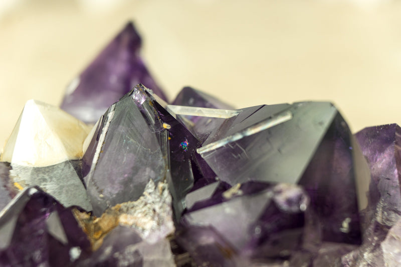 Seltener lila Amethyst-Cluster mit Traubengelee-Amethyst-Druse und Cristobalit-Spitze