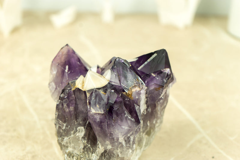 Seltener lila Amethyst-Cluster mit Traubengelee-Amethyst-Druse und Cristobalit-Spitze