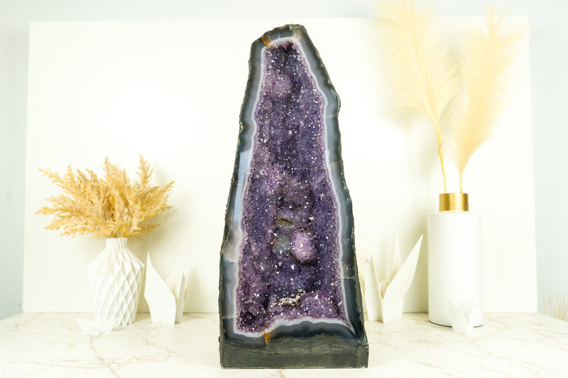 Hohe Kathedrale aus Spitzenachat-Geode mit lavendel-violettem Galaxie-Amethyst und Blumenrosette