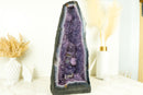Hohe Kathedrale aus Spitzenachat-Geode mit lavendel-violettem Galaxie-Amethyst und Blumenrosette