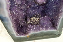 Hohe Kathedrale aus Spitzenachat-Geode mit lavendel-violettem Galaxie-Amethyst und Blumenrosette