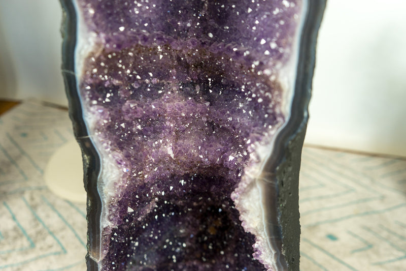Seltene große Amethyst-Geodenkathedrale auf gebändertem Achat, mit violettem Galaxie-Amethyst und Kronenformationen
