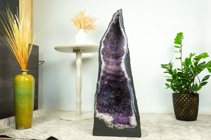 Seltene große Amethyst-Geodenkathedrale auf gebändertem Achat, mit violettem Galaxie-Amethyst und Kronenformationen