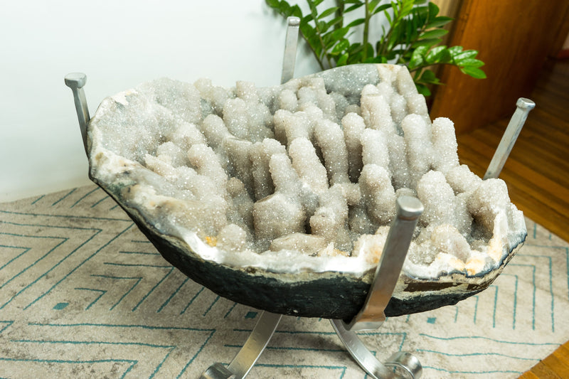 Seltener Couchtisch mit Stalaktit-Amethyst-Geode, handgefertigtem Sockel und extragroßem Amethyst-Kristall-Stalaktit