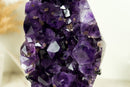 Hoher Amethyst-Cluster mit großem violetten Amethyst-Drusenstein (AAA) und goldenem Goethit