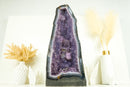 Hohe Kathedrale aus Spitzenachat-Geode mit lavendel-violettem Galaxie-Amethyst und Blumenrosette