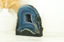 Kleine natürliche dunkelblaue Spitzenachat-Geode mit blauen Achatbändern, ethisch bezogen