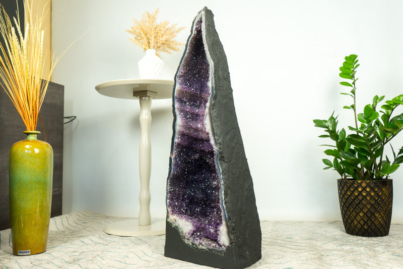 Seltene große Amethyst-Geodenkathedrale auf gebändertem Achat, mit violettem Galaxie-Amethyst und Kronenformationen