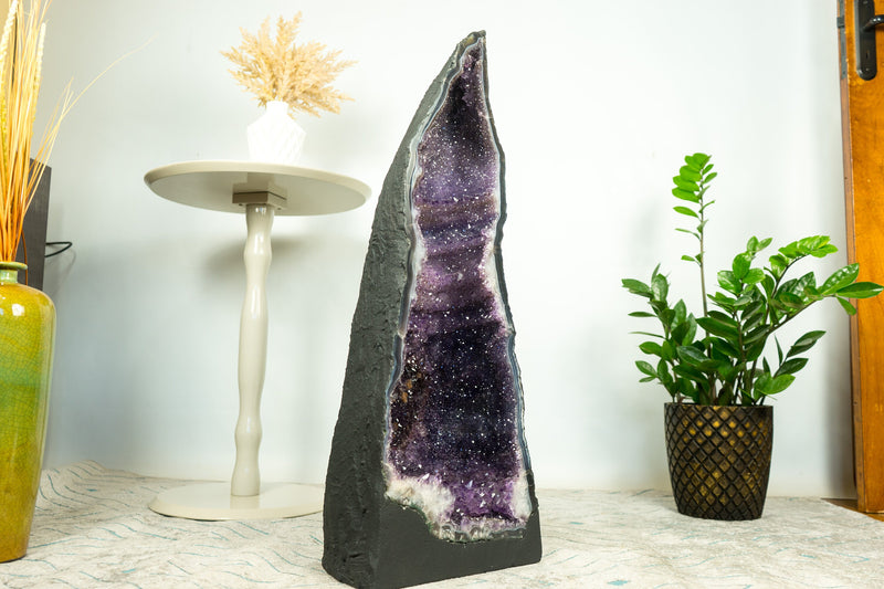 Seltene große Amethyst-Geodenkathedrale auf gebändertem Achat, mit violettem Galaxie-Amethyst und Kronenformationen