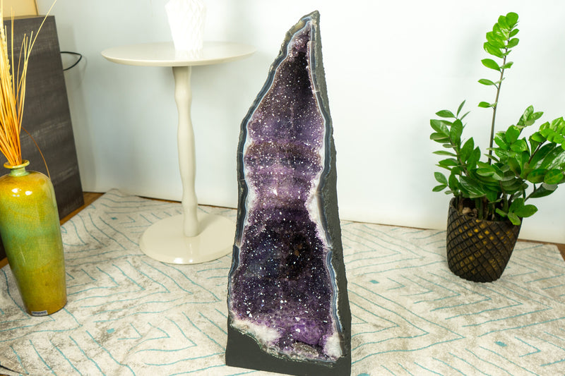 Seltene große Amethyst-Geodenkathedrale auf gebändertem Achat, mit violettem Galaxie-Amethyst und Kronenformationen