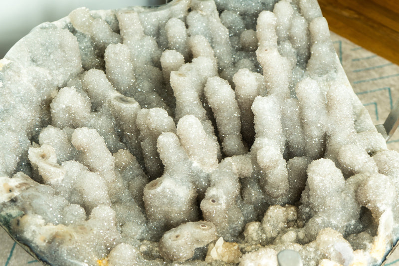 Seltener Couchtisch mit Stalaktit-Amethyst-Geode, handgefertigtem Sockel und extragroßem Amethyst-Kristall-Stalaktit
