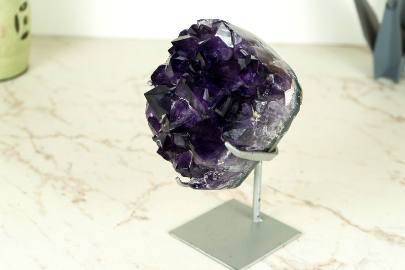 Kleiner Amethyst-Cluster in AAA-Qualität mit großen, dunkelvioletten Drusenspitzen, natürlich