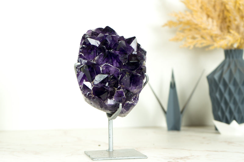 Kleiner Amethyst-Cluster in AAA-Qualität mit großen, dunkelvioletten Drusenspitzen, natürlich