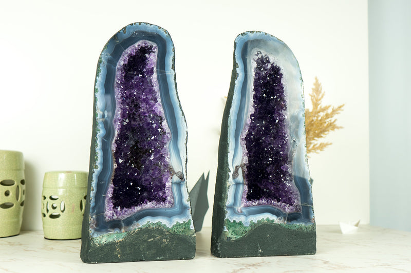 Buch-Matching-Paar seltener weißer und blauer Spitzenachate mit dunkelvioletten Amethyst-Geoden
