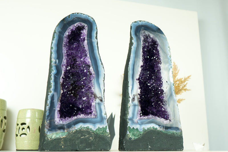 Buch-Matching-Paar seltener weißer und blauer Spitzenachate mit dunkelvioletten Amethyst-Geoden