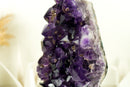 Hoher Amethyst-Cluster mit großem violetten Amethyst-Drusenstein (AAA) und goldenem Goethit