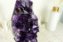 Hoher Amethyst-Cluster mit großem violetten Amethyst-Drusenstein (AAA) und goldenem Goethit