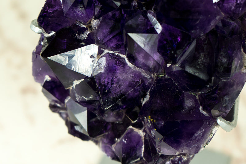 Kleiner Amethyst-Cluster in AAA-Qualität mit großen, dunkelvioletten Drusenspitzen, natürlich