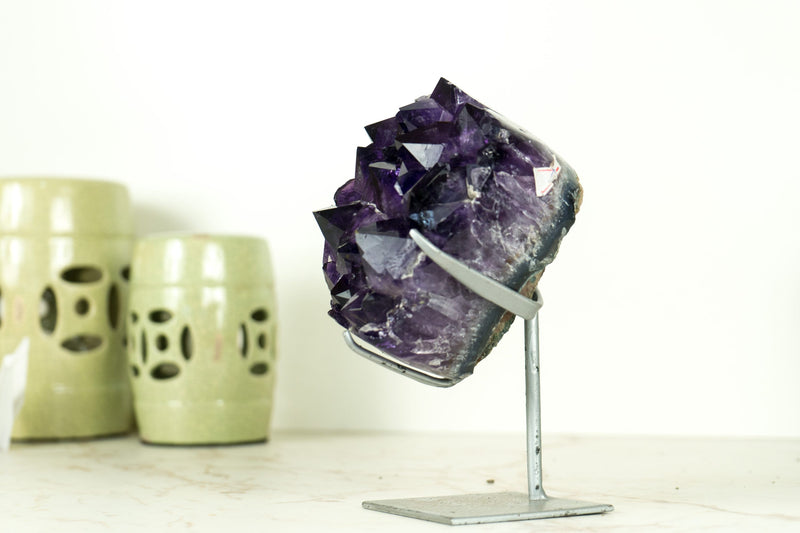 Kleiner Amethyst-Cluster in AAA-Qualität mit großen, dunkelvioletten Drusenspitzen, natürlich