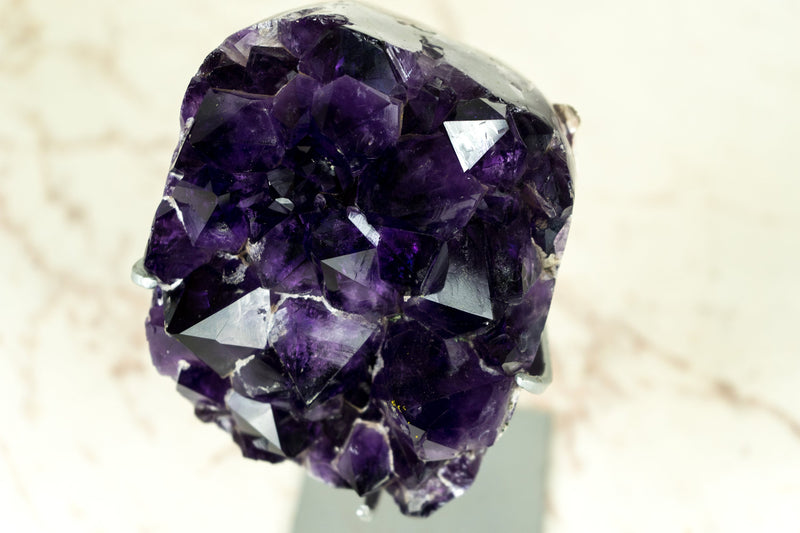 Kleiner Amethyst-Cluster in AAA-Qualität mit großen, dunkelvioletten Drusenspitzen, natürlich